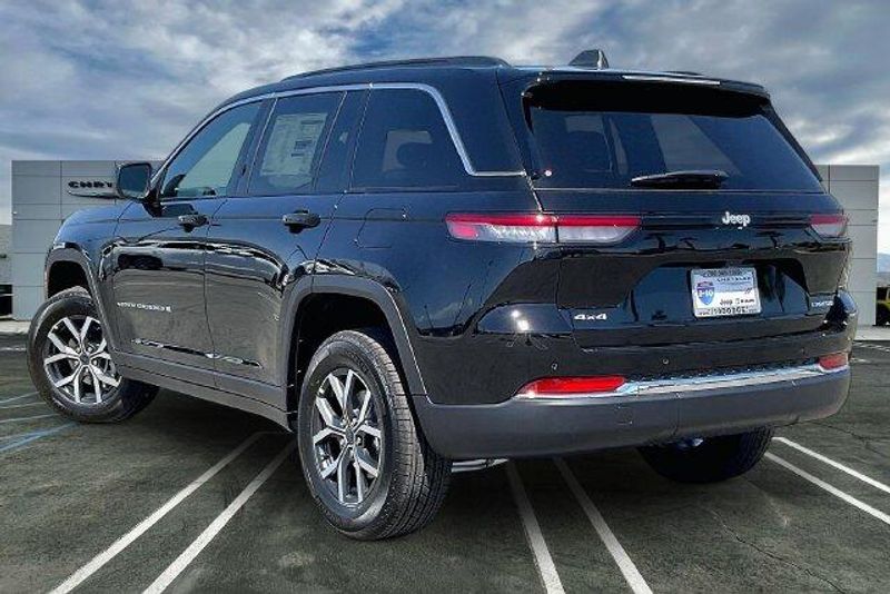 New 2027 Jeep Grand Cherokee Laredo X 4x4Image 2