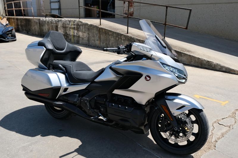 2025 HONDA GOLDWING TOUR LIGHT SILVER METALLIC 