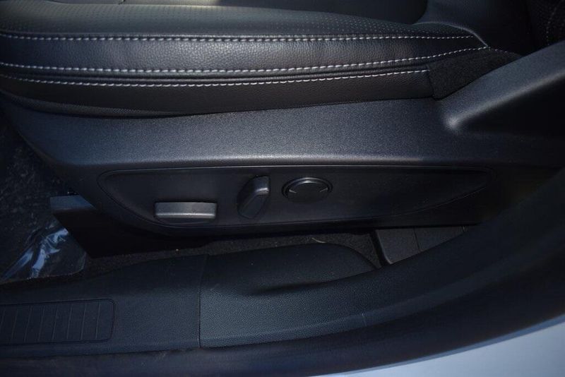 2025 Ford Escape Plug-In Hybrid BaseImage 16