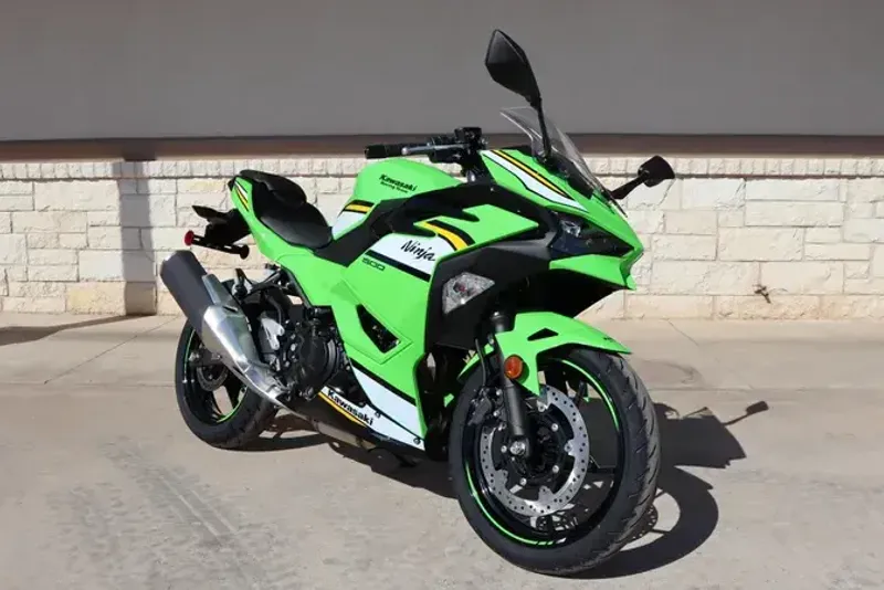 2025 KAWASAKI NINJA 500 KRT EDITION LIME GREEN AND EBONY AND PEARL BLIZZARD WHITE 