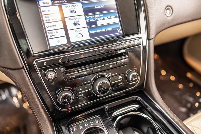 2015 Jaguar XJ Base photo 29