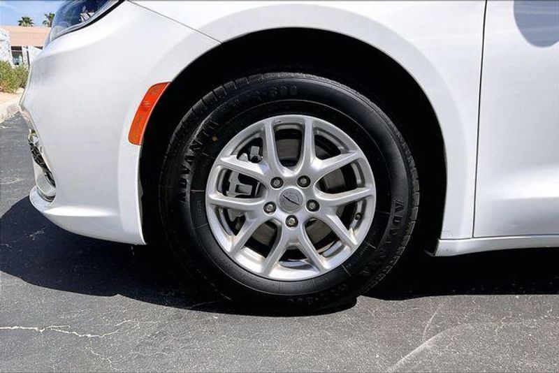 Used 2023 Chrysler Pacifica Touring LImage 8