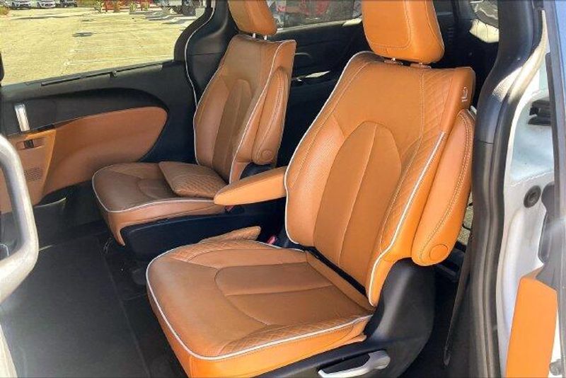 Used 2023 Chrysler Pacifica Hybrid PinnacleImage 25