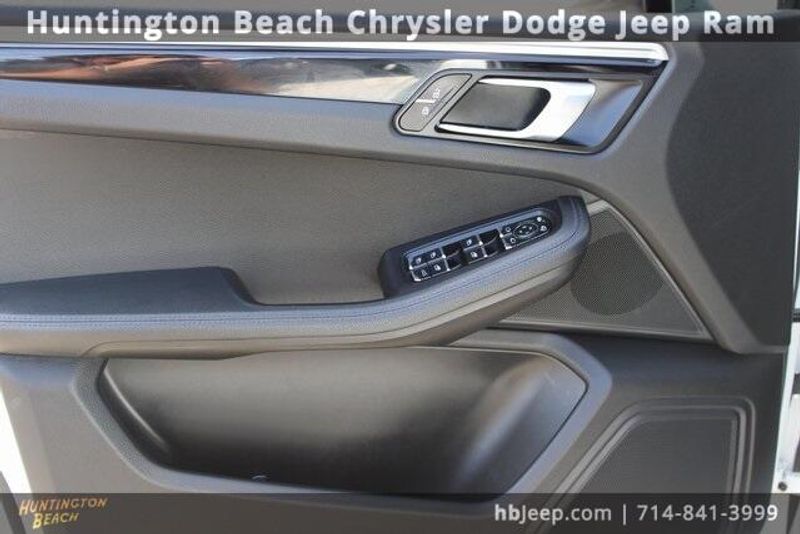 2020 Porsche Macan BaseImage 10