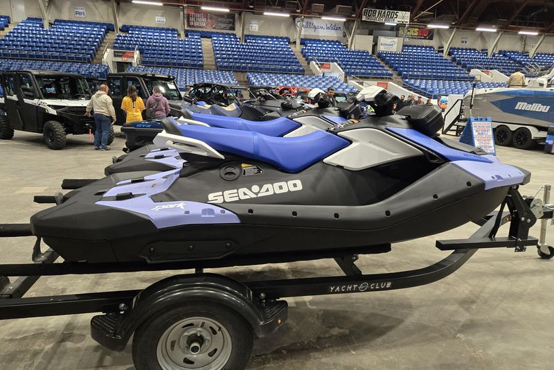 2025 SEADOO SPARK FOR 3 CONVENIENCE PACKAGE WITH SOUND SYSTEM DAZZLING BLUE AND VAPOR BLUE 