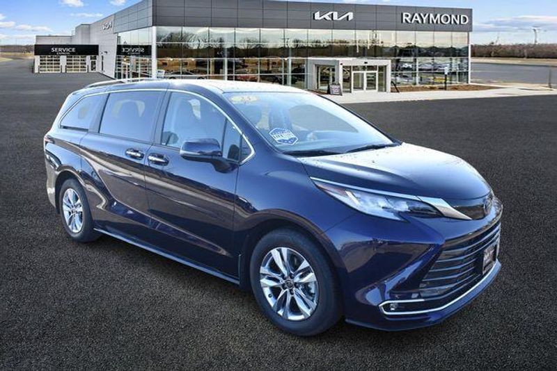 Used 2023 Toyota Sienna LimitedImage 1