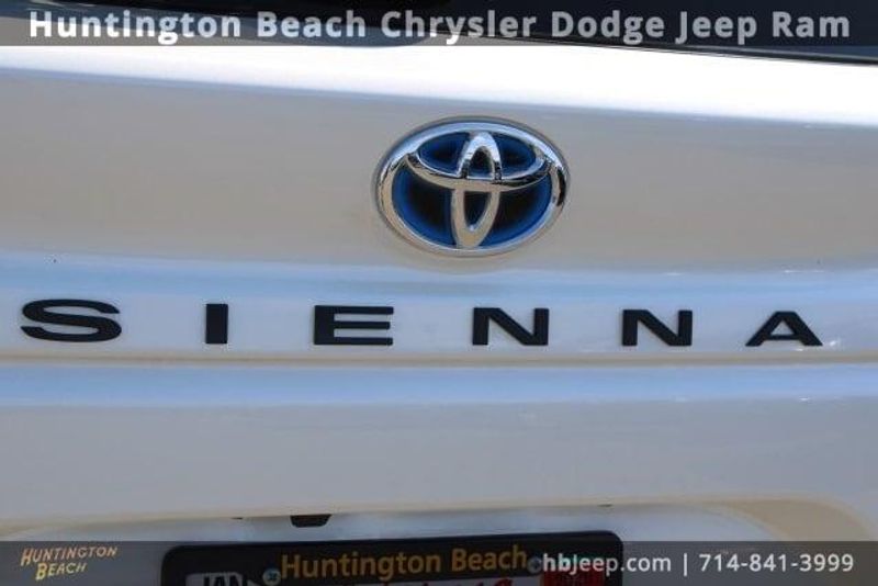 2021 Toyota Sienna XLEImage 7