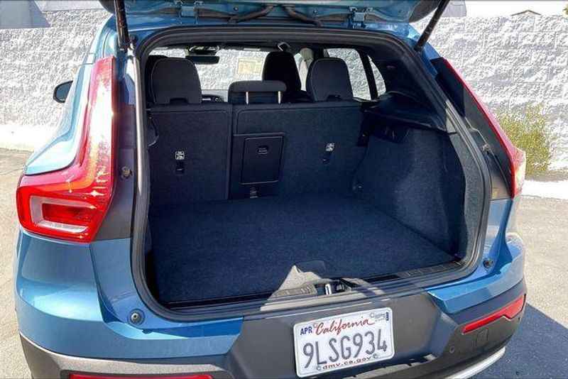 Used 2024 Volvo XC40 B5 CoreImage 33