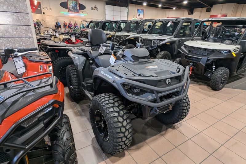 2025 CAN-AM OUTLANDER MAX DPS 1000 GRANITE GRAY  in a GRANITE GRAY exterior color. Family PowerSports (877) 886-1997 familypowersports.com 