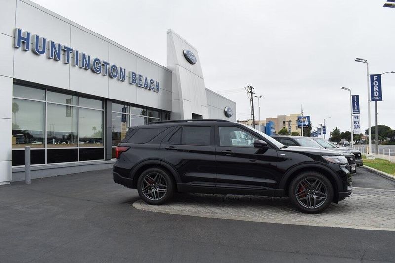 New 2025 Ford Explorer ST-LineImage 3
