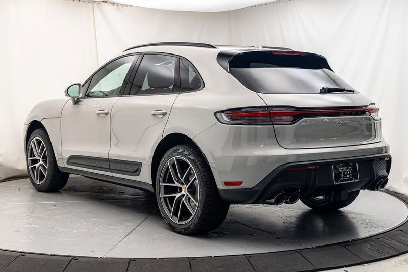 2025 Porsche Macan BaseImage 3