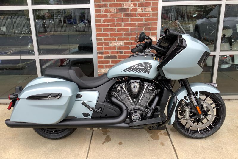 2025 INDIAN MOTORCYCLE CHALLENGER DARK HORSE 112 RA WITH POWERBAND AUDIO PACKAGE FROST SILVER SMOKE 