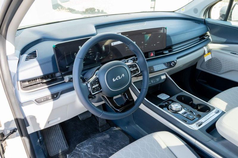 New 2026 Kia Carnival Hybrid EXImage 9