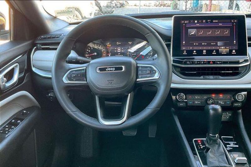 Used 2025 Jeep Compass LimitedImage 4
