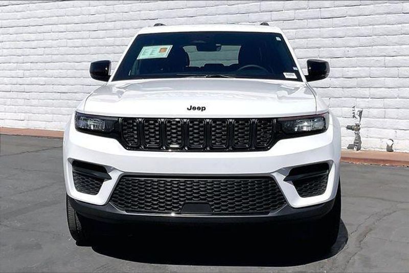 Used 2025 Jeep Grand Cherokee Altitude XImage 2