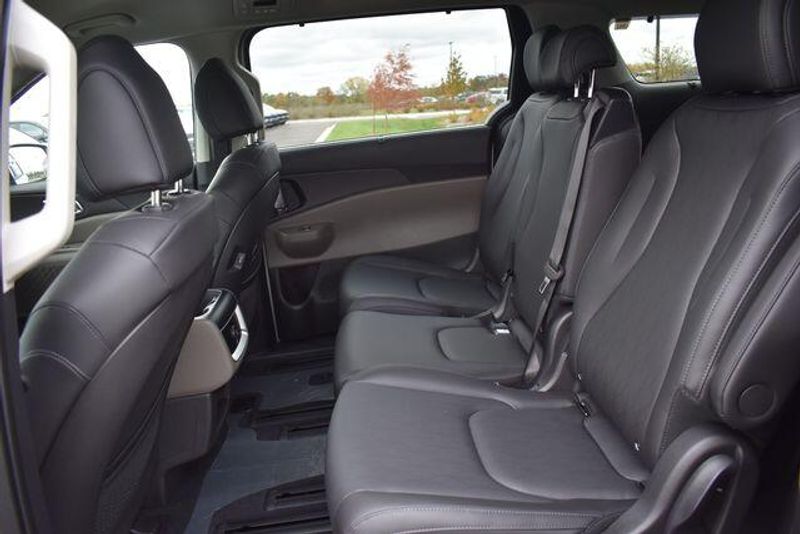 New 2026 Kia Carnival Hybrid EXImage 21