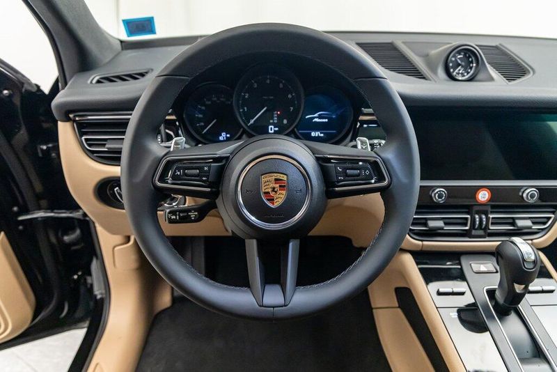 2025 Porsche Macan BaseImage 14