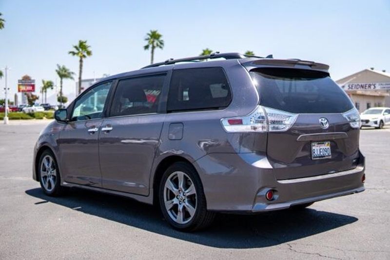 2019 Toyota Sienna SEImage 5