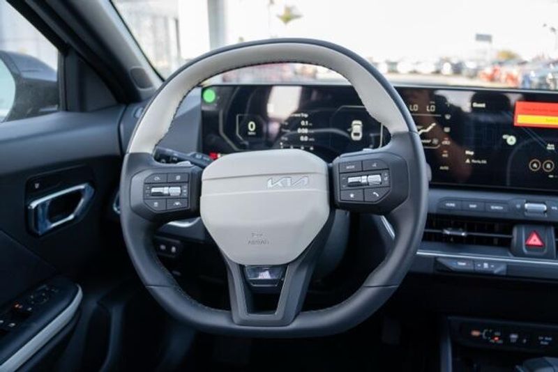 New 2025 Kia K4 GT-LineImage 17