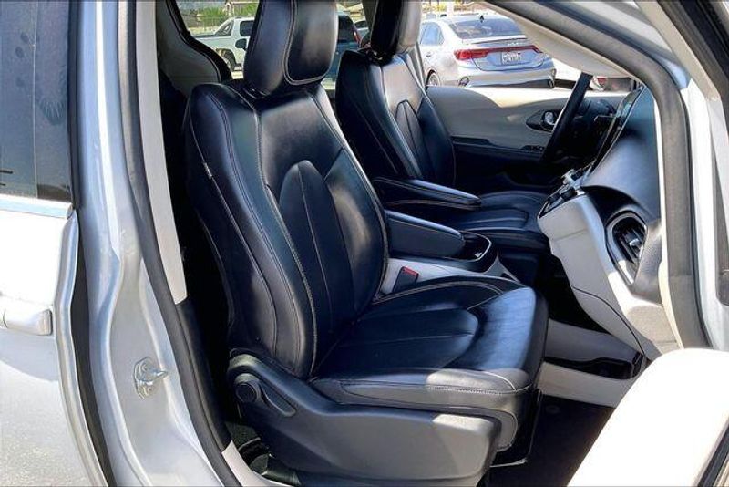 Used 2023 Chrysler Pacifica Touring LImage 6
