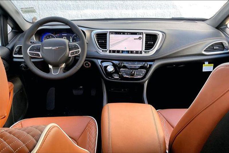 New 2026 Chrysler Pacifica PinnacleImage 4