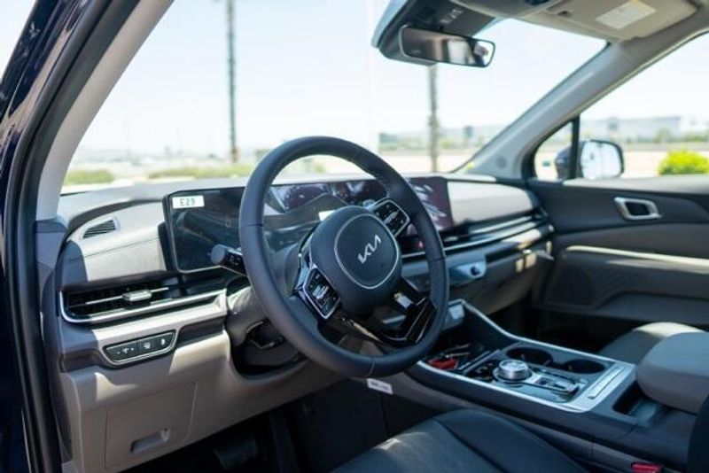 New 2026 Kia Carnival Hybrid EXImage 8