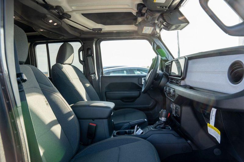 Used 2025 Jeep Wrangler Sport SImage 19