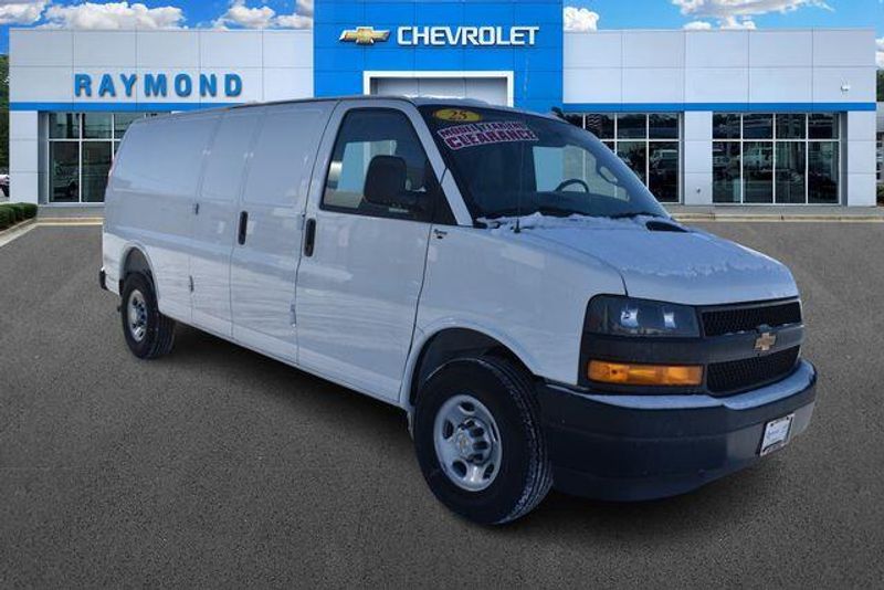 New 2025 Chevrolet Express 3500 Work VanImage 1