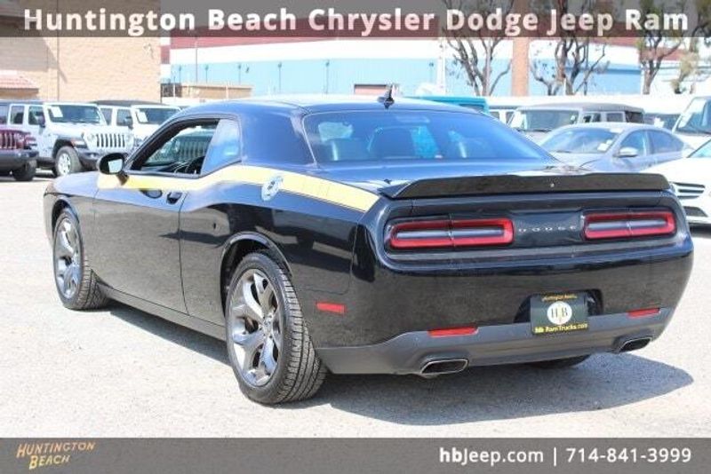 2015 Dodge Challenger SXTImage 3