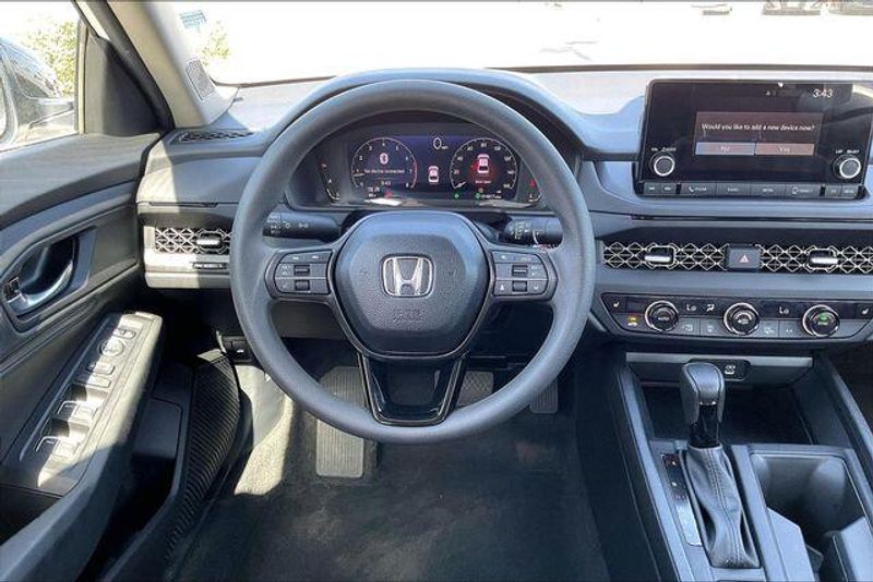 Used 2025 Honda Accord Sedan SEImage 4