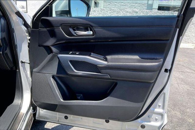 Used 2025 Nissan Pathfinder SLImage 23