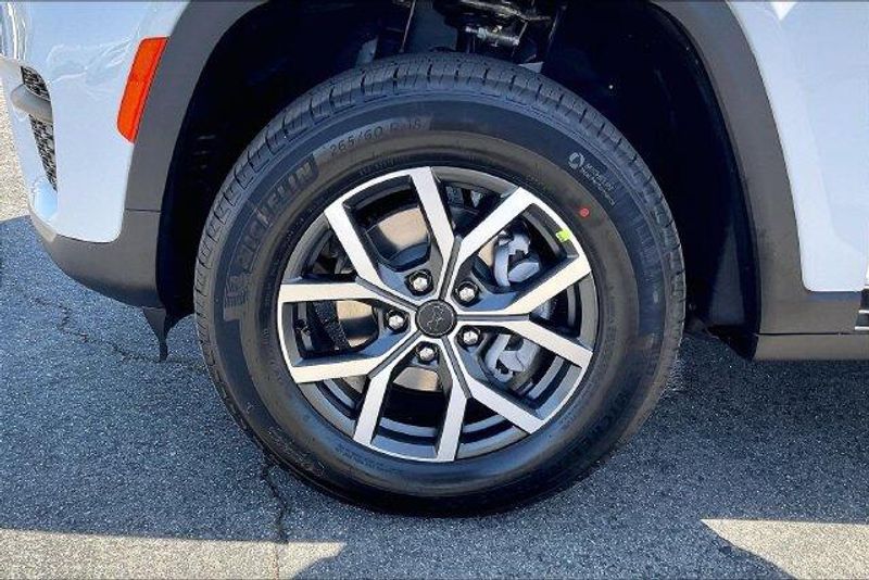 New 2027 Jeep Grand Cherokee Laredo X 4x4Image 10