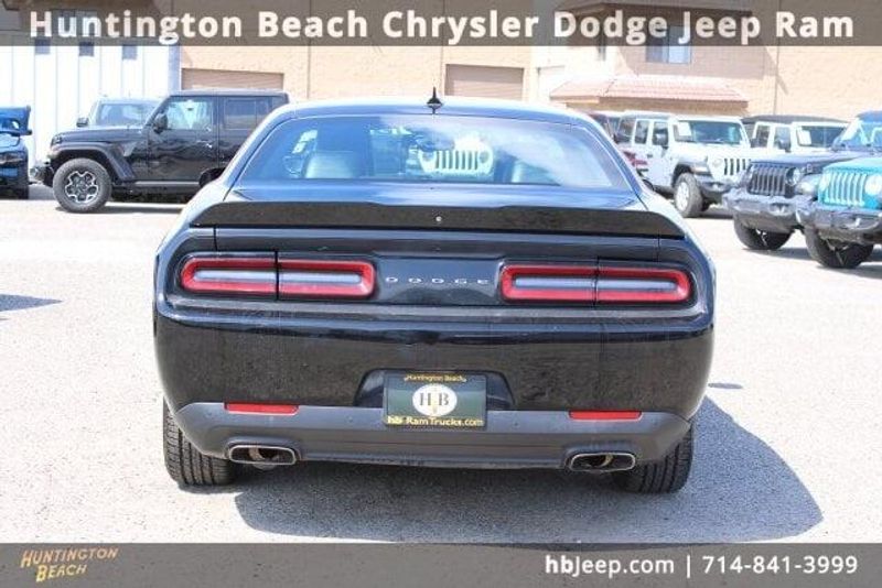 2015 Dodge Challenger SXTImage 4