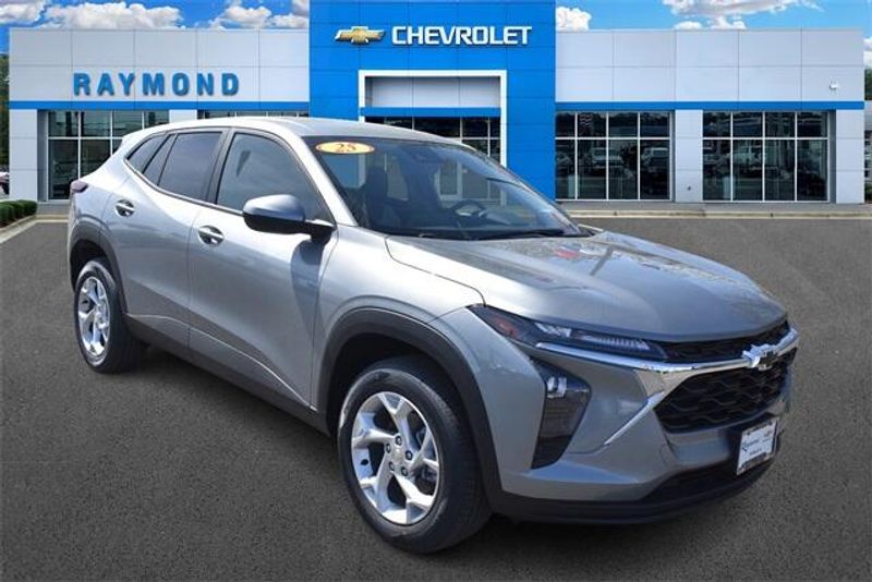 2025 Chevrolet Trax LSImage 1