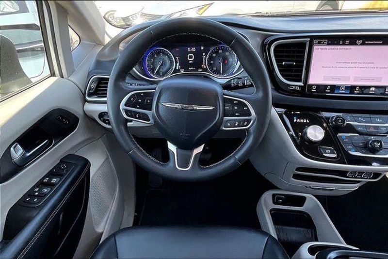 Used 2023 Chrysler Pacifica Touring LImage 4