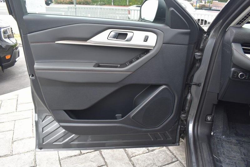 New 2025 Ford Explorer ActiveImage 13