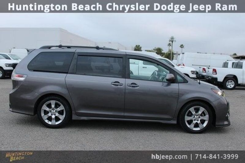 2012 Toyota Sienna BaseImage 3