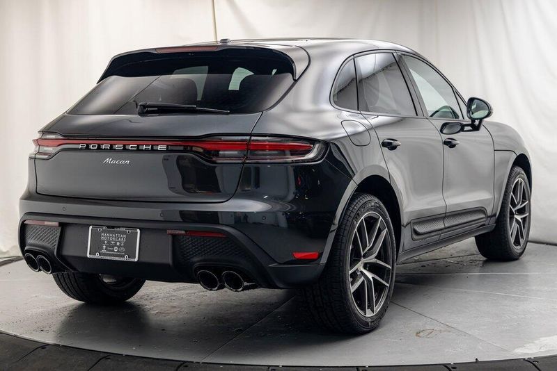 2025 Porsche Macan BaseImage 5