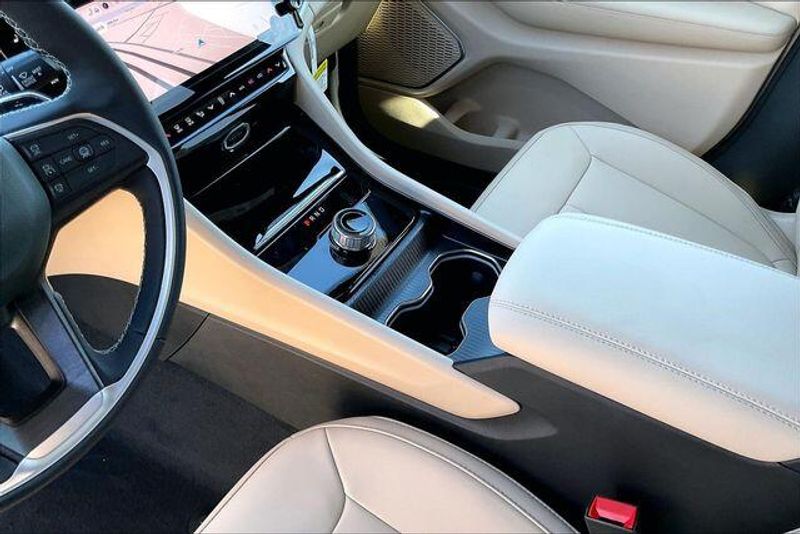 New 2026 Jeep Grand Cherokee Limited 4x2Image 7