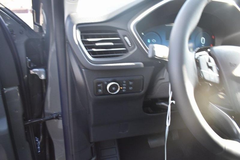 2025 Ford Escape Plug-In Hybrid BaseImage 18