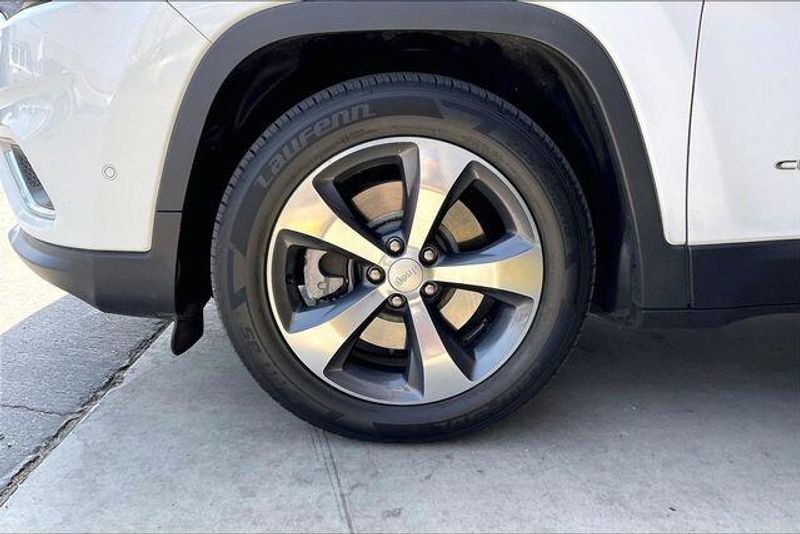 Used 2019 Jeep Cherokee LimitedImage 8