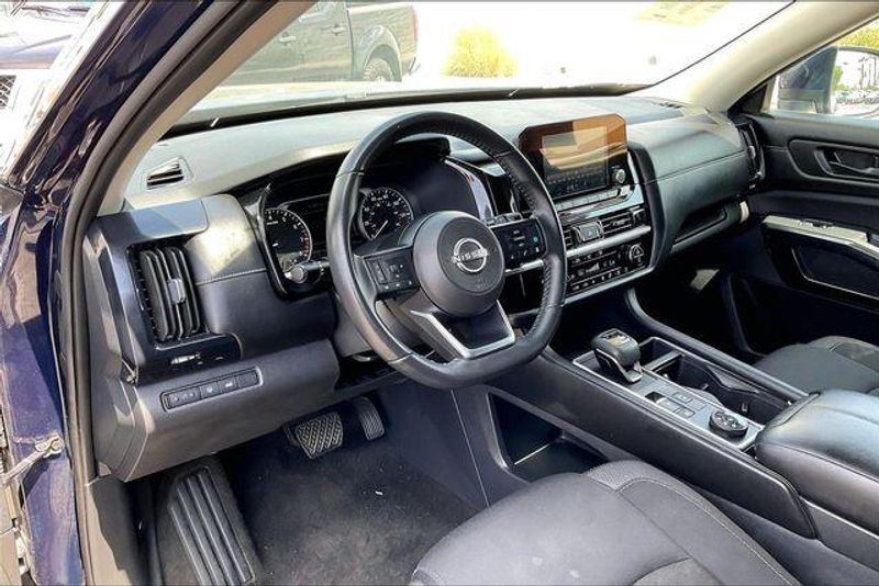 Used 2025 Nissan Pathfinder SVImage 14