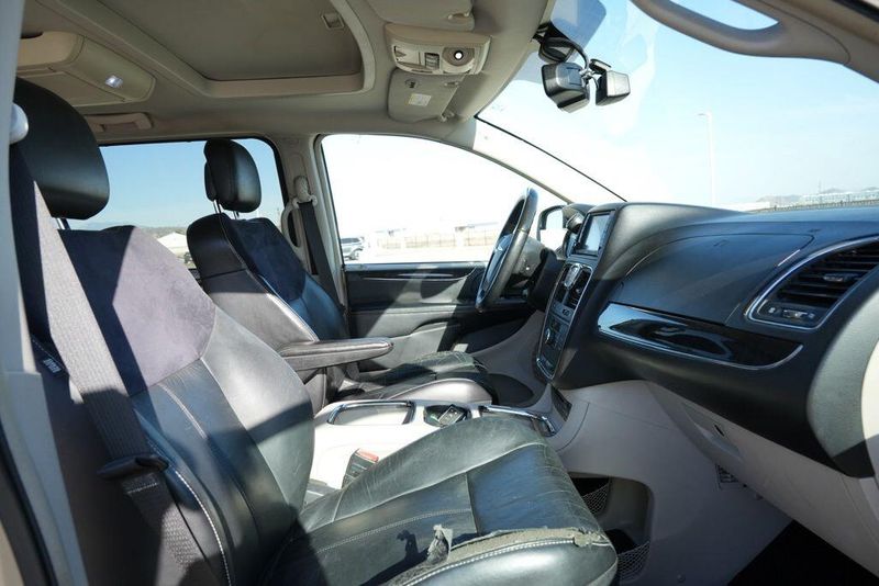 Used 2012 Chrysler Town & Country LimitedImage 17