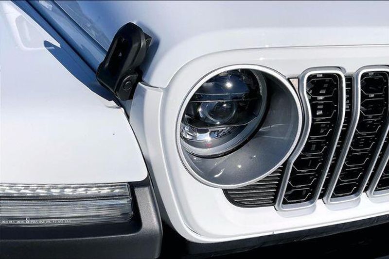 New 2025 Jeep Wrangler 4-door SaharaImage 10