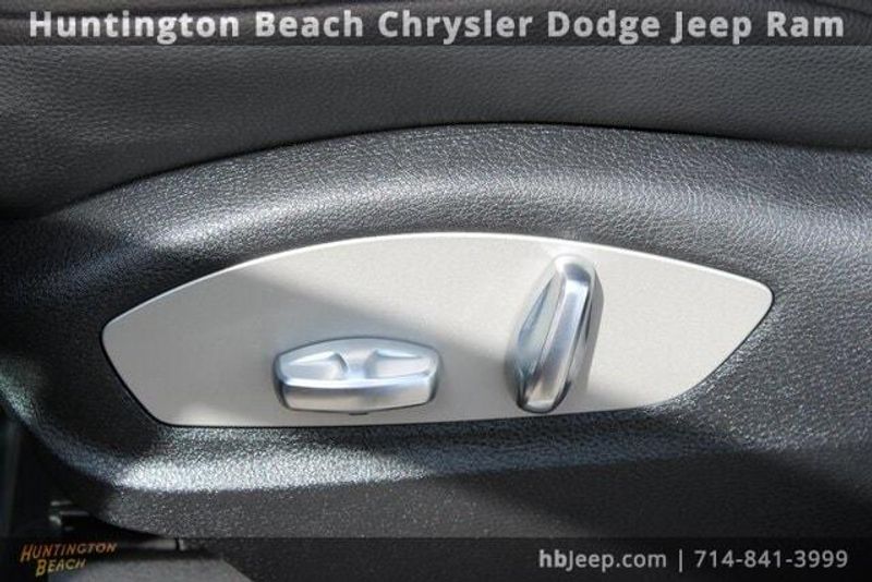 2020 Porsche Macan BaseImage 32