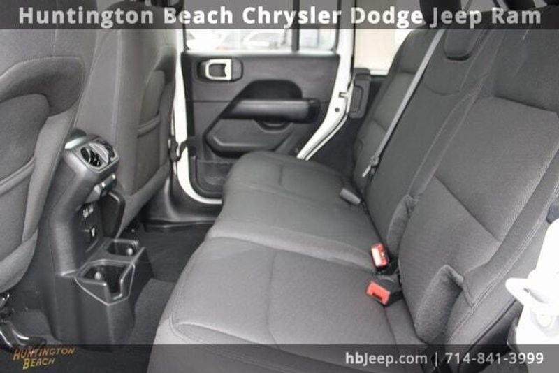 2022 Jeep Wrangler Unlimited SaharaImage 38