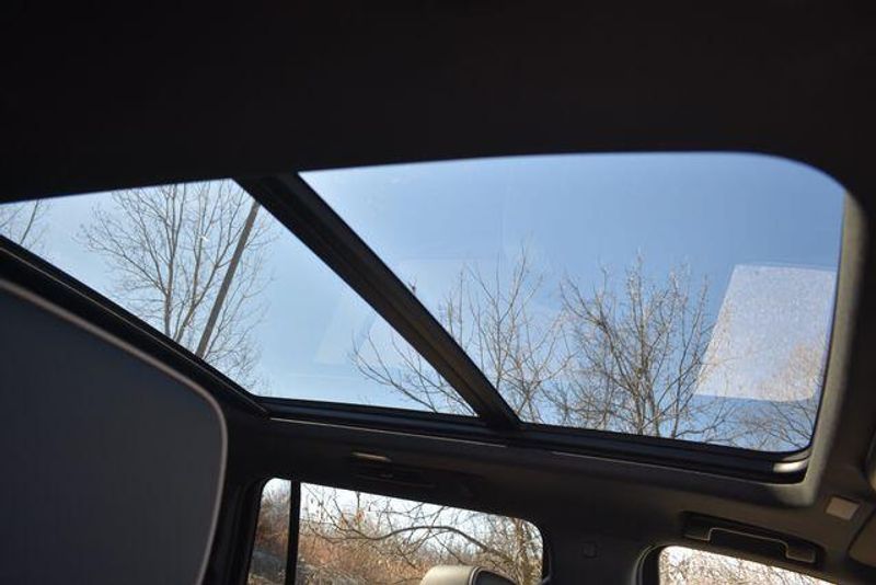 New 2026 Chevrolet Suburban PremierImage 16