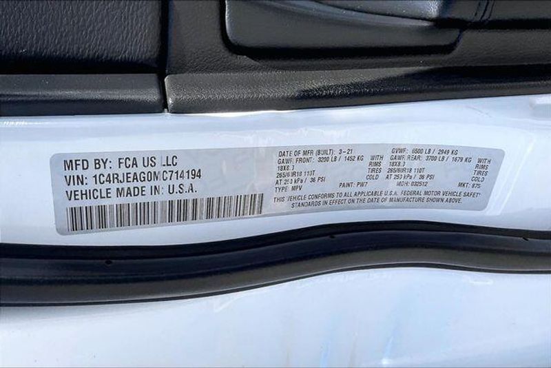 Used 2021 Jeep Grand Cherokee Laredo XImage 32