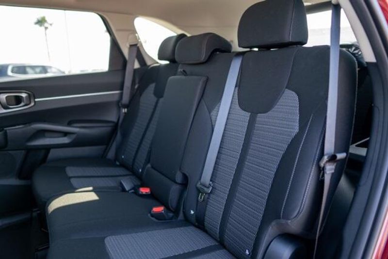 2025 Kia Sorento LXImage 11