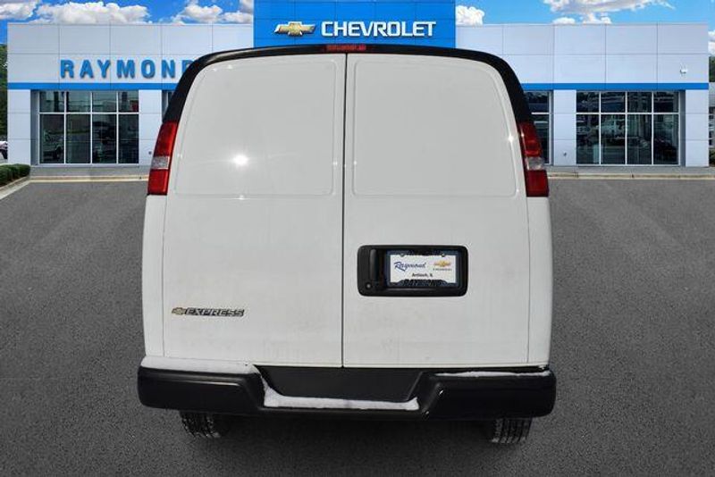 New 2025 Chevrolet Express 3500 Work VanImage 5